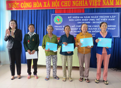C&aacute;c nữ cựu thanh ni&ecirc;n xung phong nhận sổ tiết kiệm.